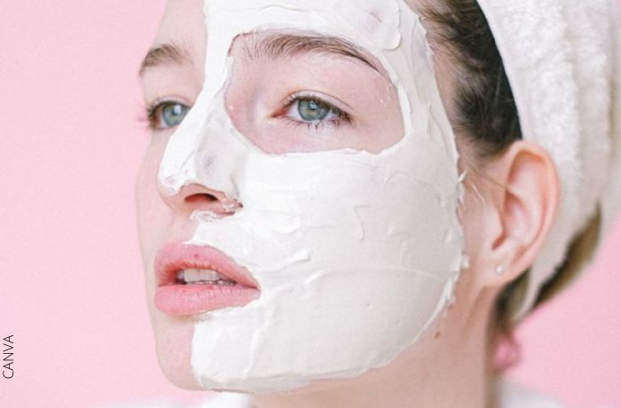 Foto de una mujer con una mascarilla en la cara para ilustrar ¿Cómo quitar las manchas de la cara? Varias soluciones
