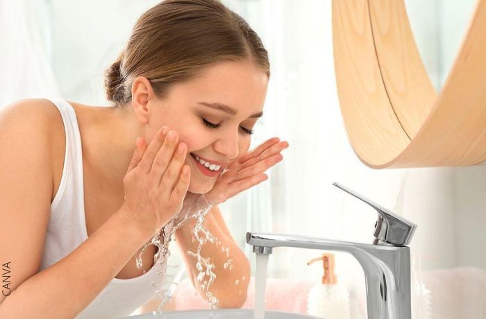 Foto de una mujer lavando su cara