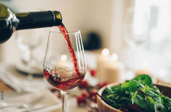 Foto de una copa de vino junto a una ensalda para ilustrar ¿En qué consiste la dieta mediterránea? Deberías probarla