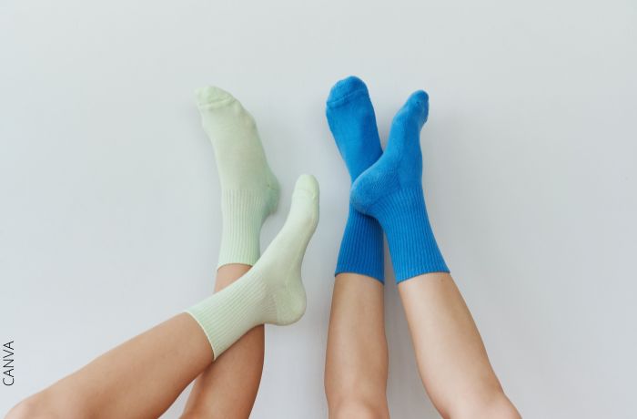 Foto de los pies con calcetines de dos personas