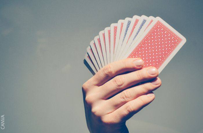 Foto de una mano co una baraja de cartas