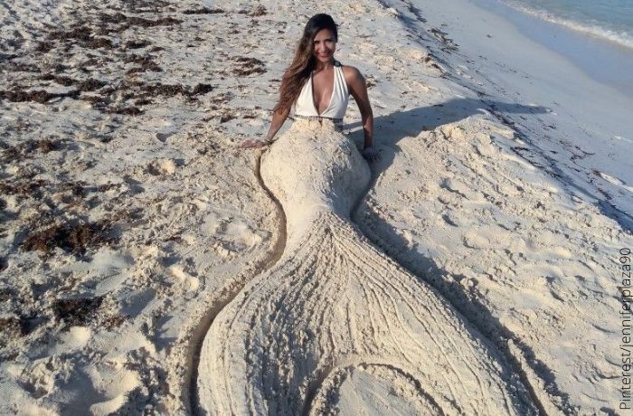 Foto de una mujer con cola de sirena de arena