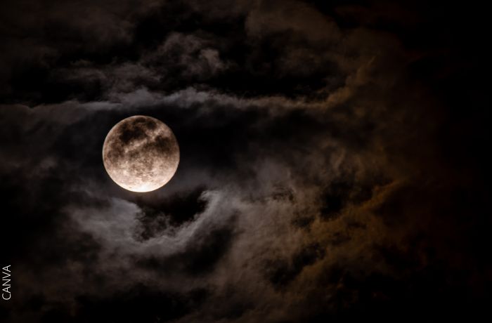 Foto de la Luna llena tapada por las nubes