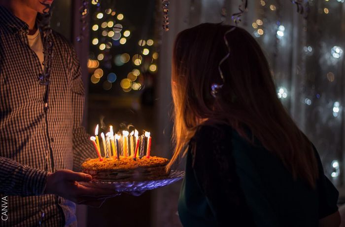 Foto de una soplando las velas de un pastel de cumpleaños