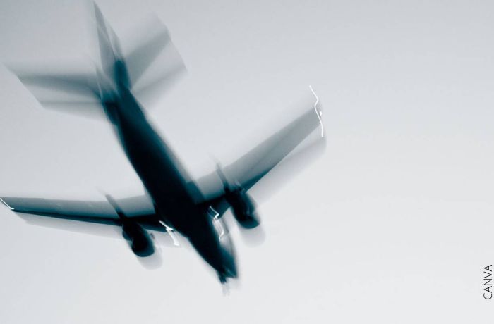 Foto borrosa de un avión cayendo