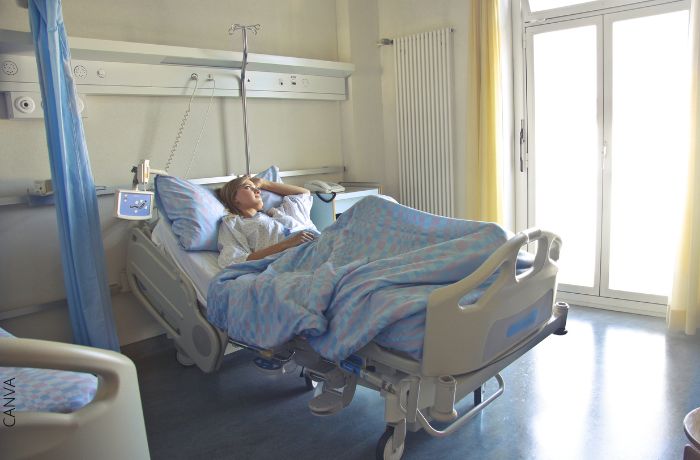 Foto de una mujer en una cama de hospital
