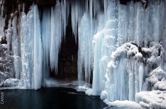 Foto de un lago rodeado de hielo