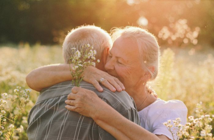 Foto de una pareja de señores mayores dandose un abrazo