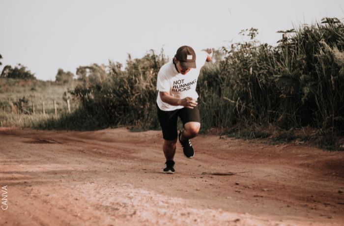 Foto de un hombre corriendo en un camino de tierra