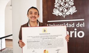 Universidad del Rosario otorgó título no binario a joven. ¡Se graduó como "abogade"!