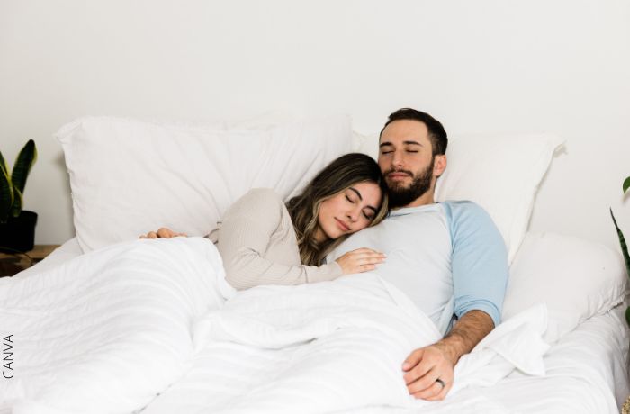 Foto de una pareja durmiendo en la cama