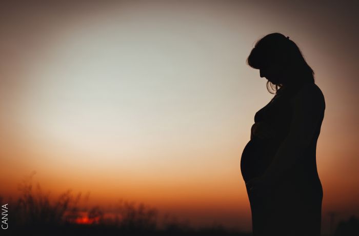 Foto de la silueta de una mujer embarazada para ilustrar ¿Cómo espantar una bruja de mi casa? Varias alternativas