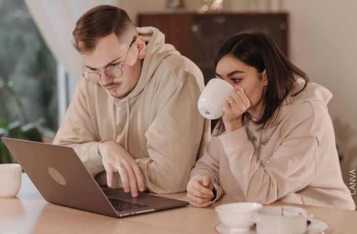 Foto de una pareja mirando el computador