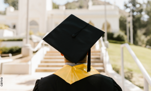 Joven besó a su profesora en plena graduación y causó furor en redes