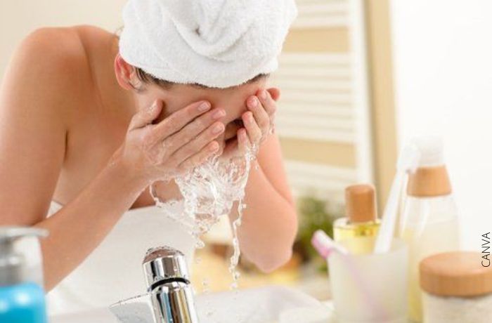 Foto de una mujer lavandose la cara para ilustrar Mascarilla de aspirina para cuidar tu piel de la mejor manera
