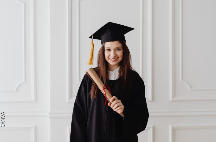 Foto de una mujer graduada con su diploma en la mano