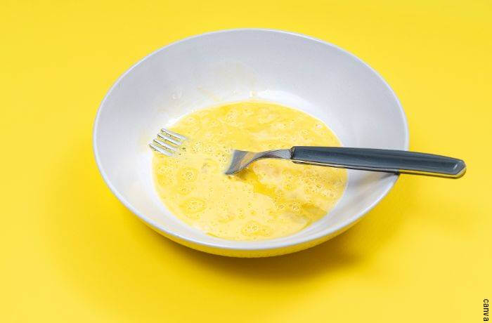 Foto de huevos batidos en un plato