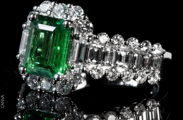 Foto de un anillo con una esmeralda verde