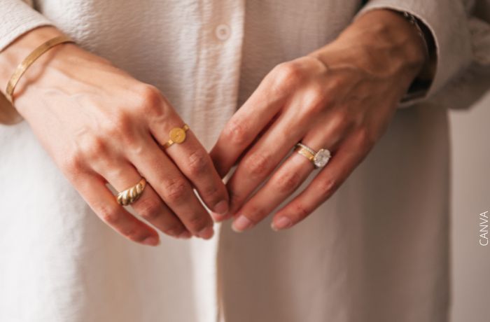 Foto de dos manos con varios anillos
