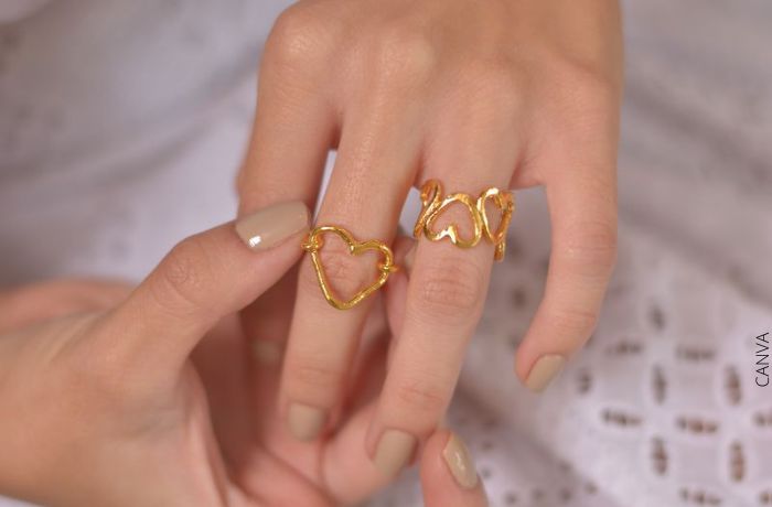 foto de una mano con anillos de corazón