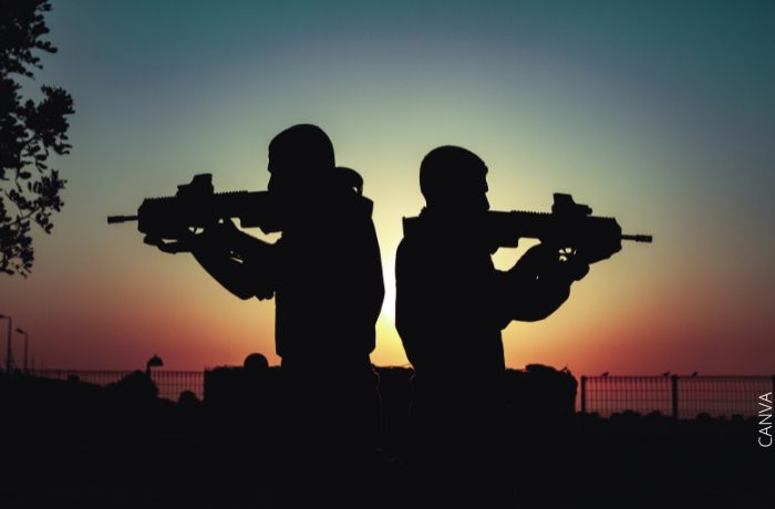 Foto de la silueta de dos hombres con armas de fuego