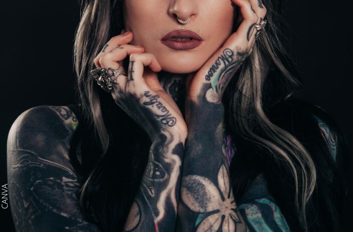 Foto de una mujer con los brazos tatuados