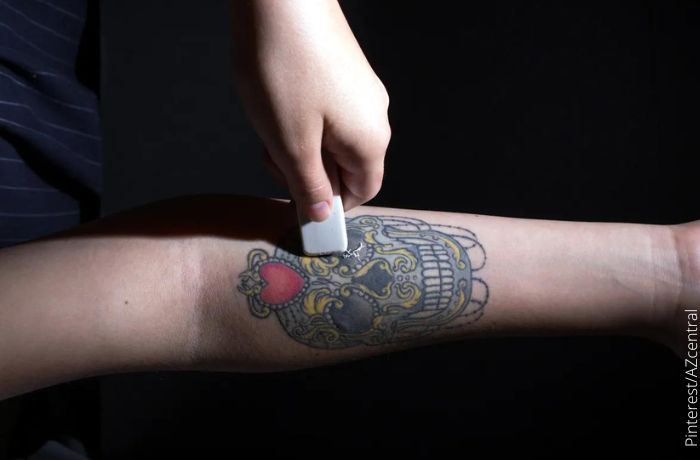 Foto de un tatuaje con un borrador encima