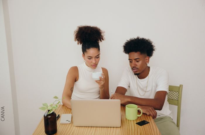 Foto de una pareja mirando el computador