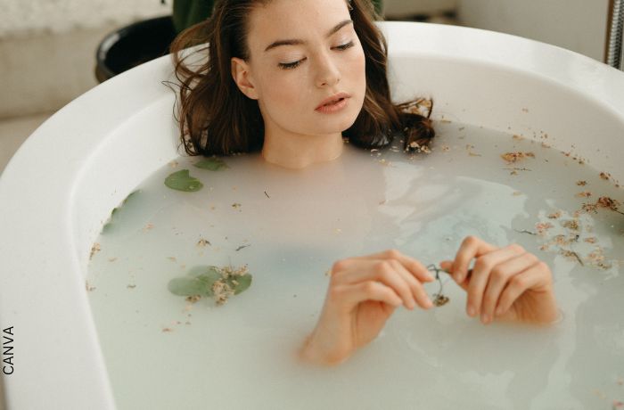 Foto de una mujer tomando un baño de hierbas