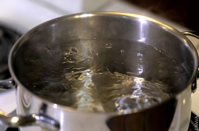 Foto de una olla con agua hirviendo para ilustrar ¿Cómo hacer desodorante casero? ¡Estas ideas te encantarán!