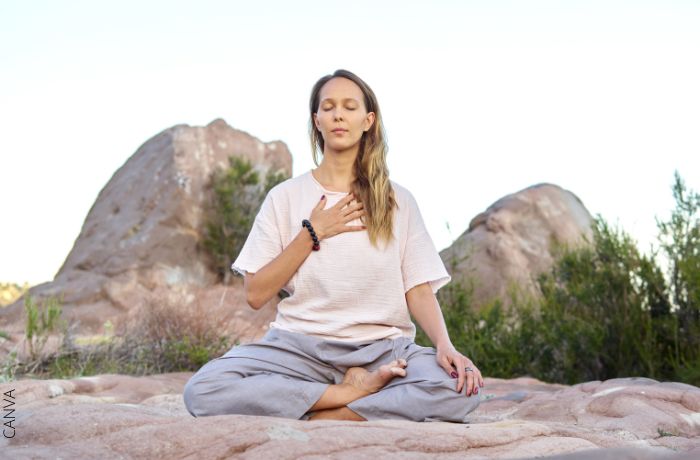 Foto de una mujer meditando con los ojos cerrados