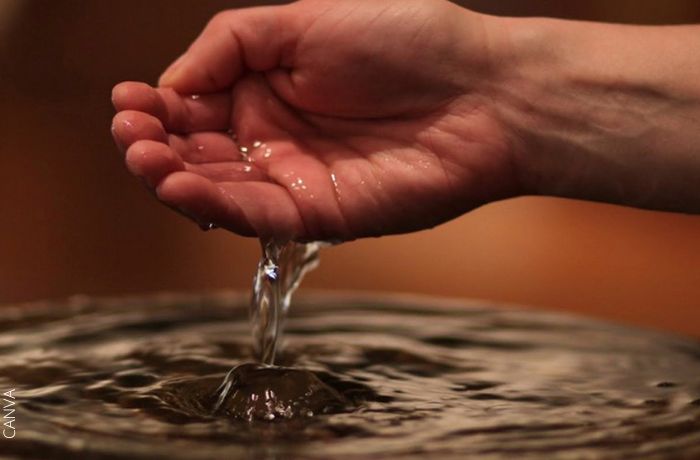 Foto de un mano con agua