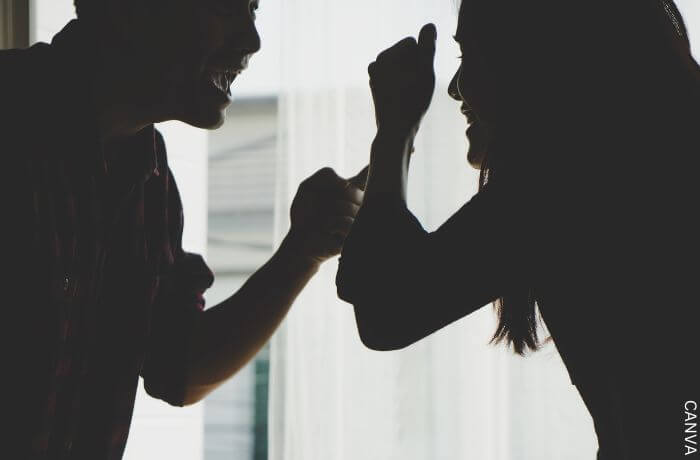 Foto de una pareja peleando