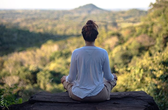 Foto de una mujer meditando