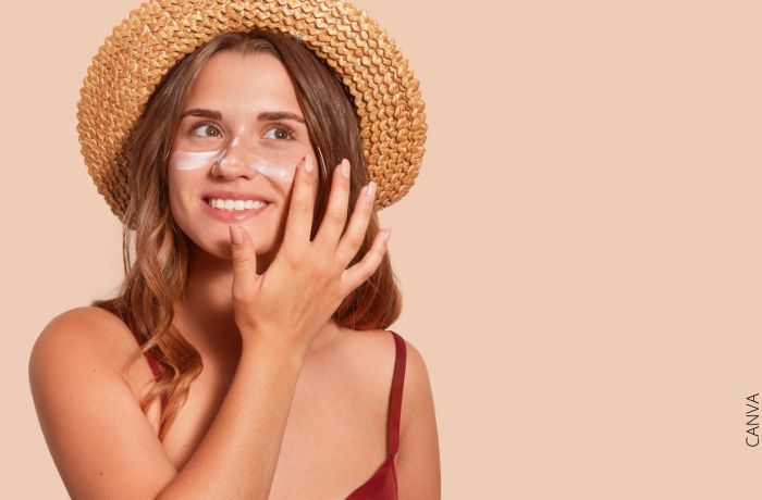 Foto de una mujer con crema en el rostro para ilustrar ¿Eliminar melasma definitivamente? ¡Así puedes lograrlo!