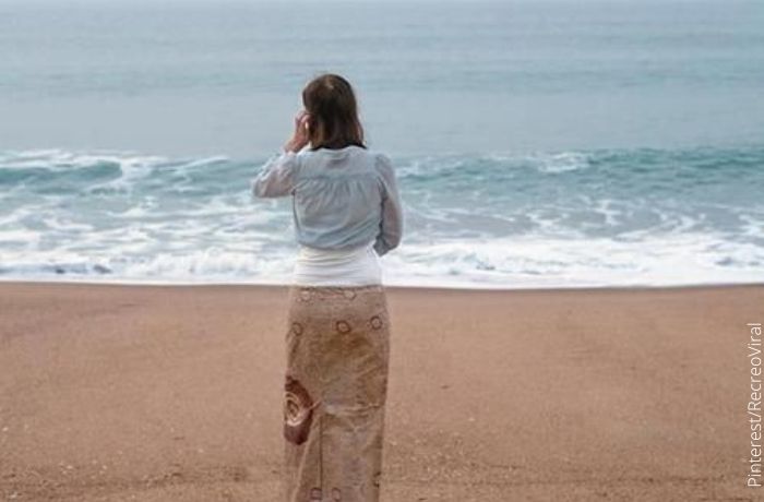 Foto de una mujer que la ropa coincide con el mar