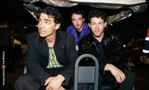 Los Jonas Brothers, ¿en bóxer y cantando en vivo? ¡WOW!