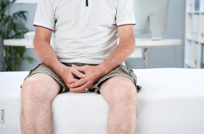 Foto de un hombre con las manos en la entrepierna para ilustrar Remedios caseros para la próstata, ¡soluciones a tu alcance!