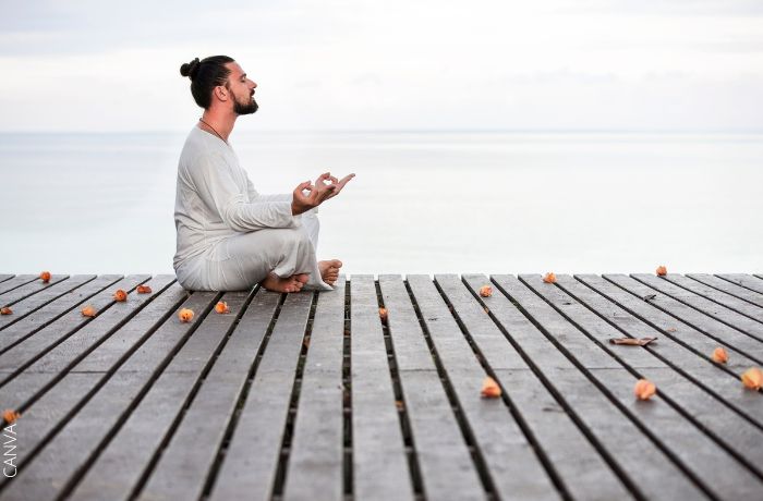Foto de un hombre meditando