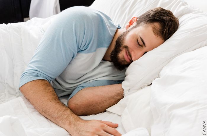 Foto de un hombre durmiendo para ilustrar Soñar con ver dormir a alguien, ¡estás ignorando los problemas!