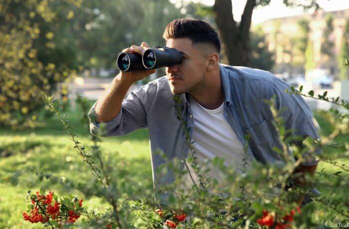 Foto de un hombre mirando por binoculares