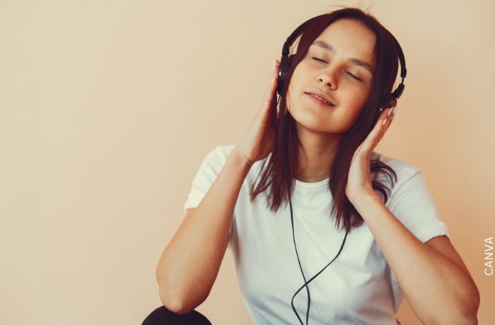 Foto de una mujer escuchando música