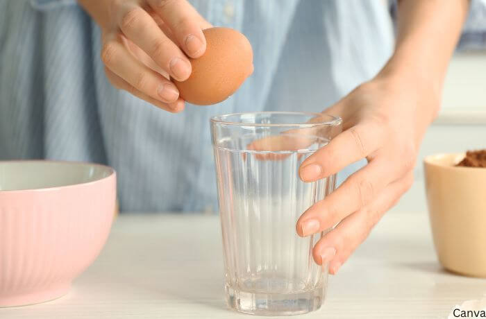 Foto de las ,manos de una mujer partiendo un huevo