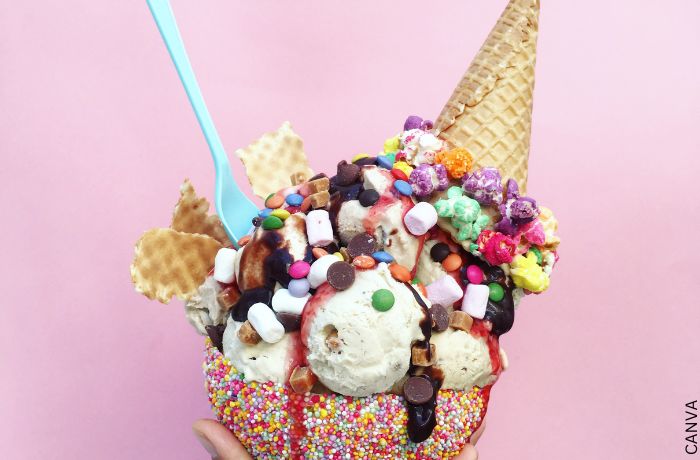 Foto de un helado con dulces