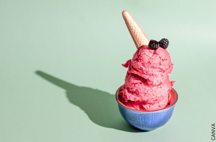 Foto de un helado de vainilla con moras