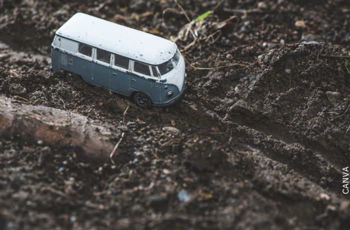 Foto de un carro de juguete en la tierra