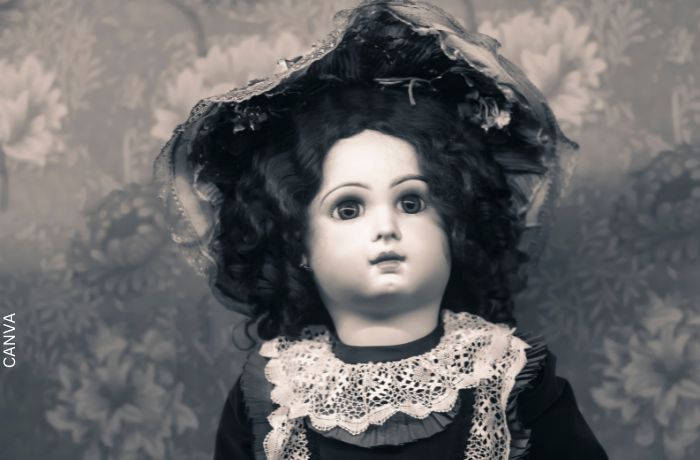 Foto a blanco y negro de una muñeca
