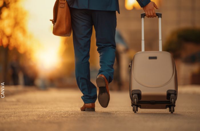 Foto de un hombre con una maleta de viaje