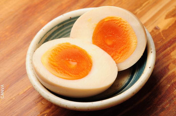 Foto de un huevo cocido partido a la mitad