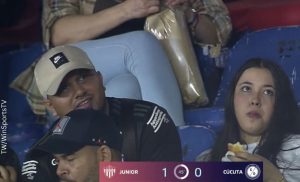 Hombre se le escondió a la cámara en pleno partido, ¿andaba con la amante?